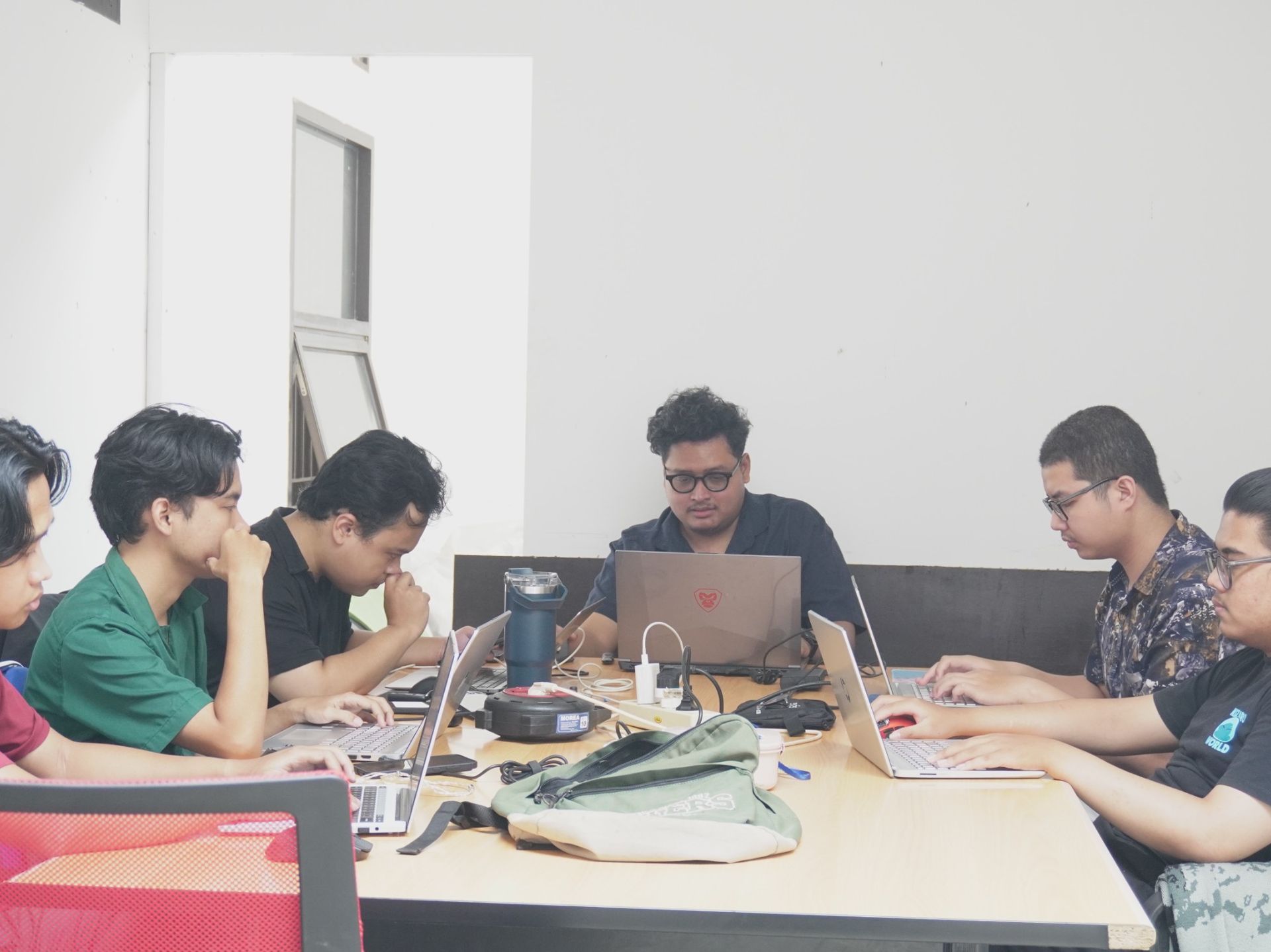 Suasana Kerja & Diskusi